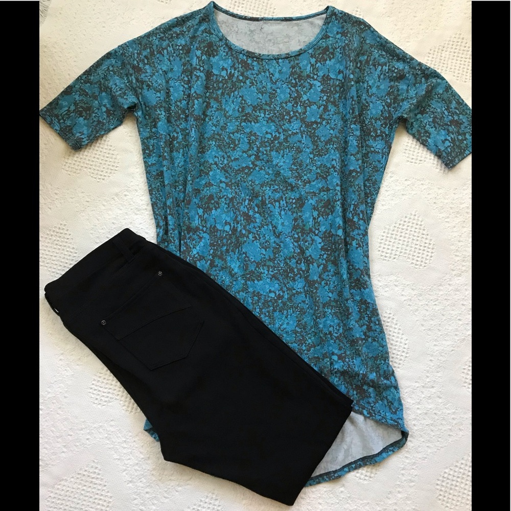 Beautiful floral tunic with elbow sleeves. Generous fit, size 2–6